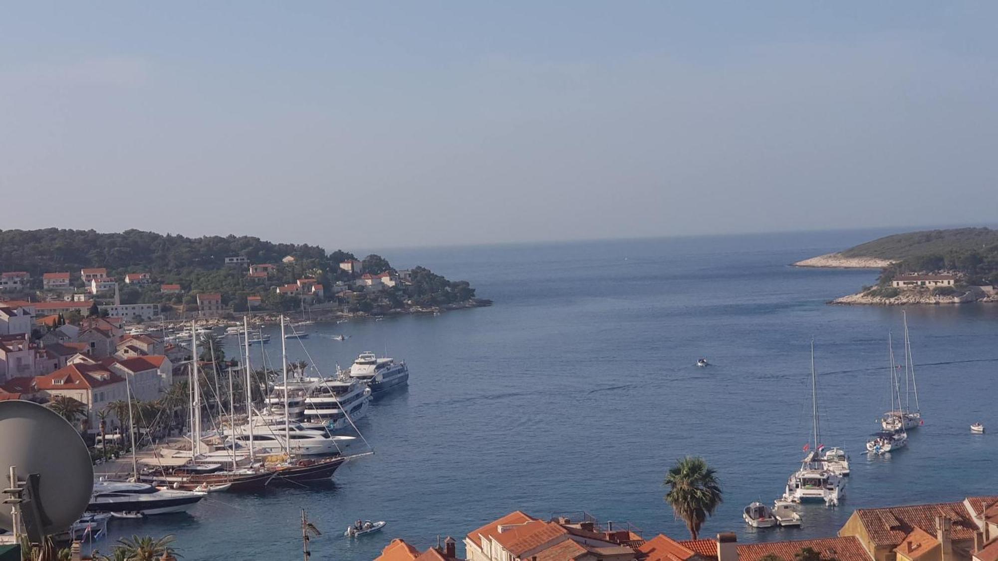 Apartments Bocin Rosso Hvar Town Luaran gambar