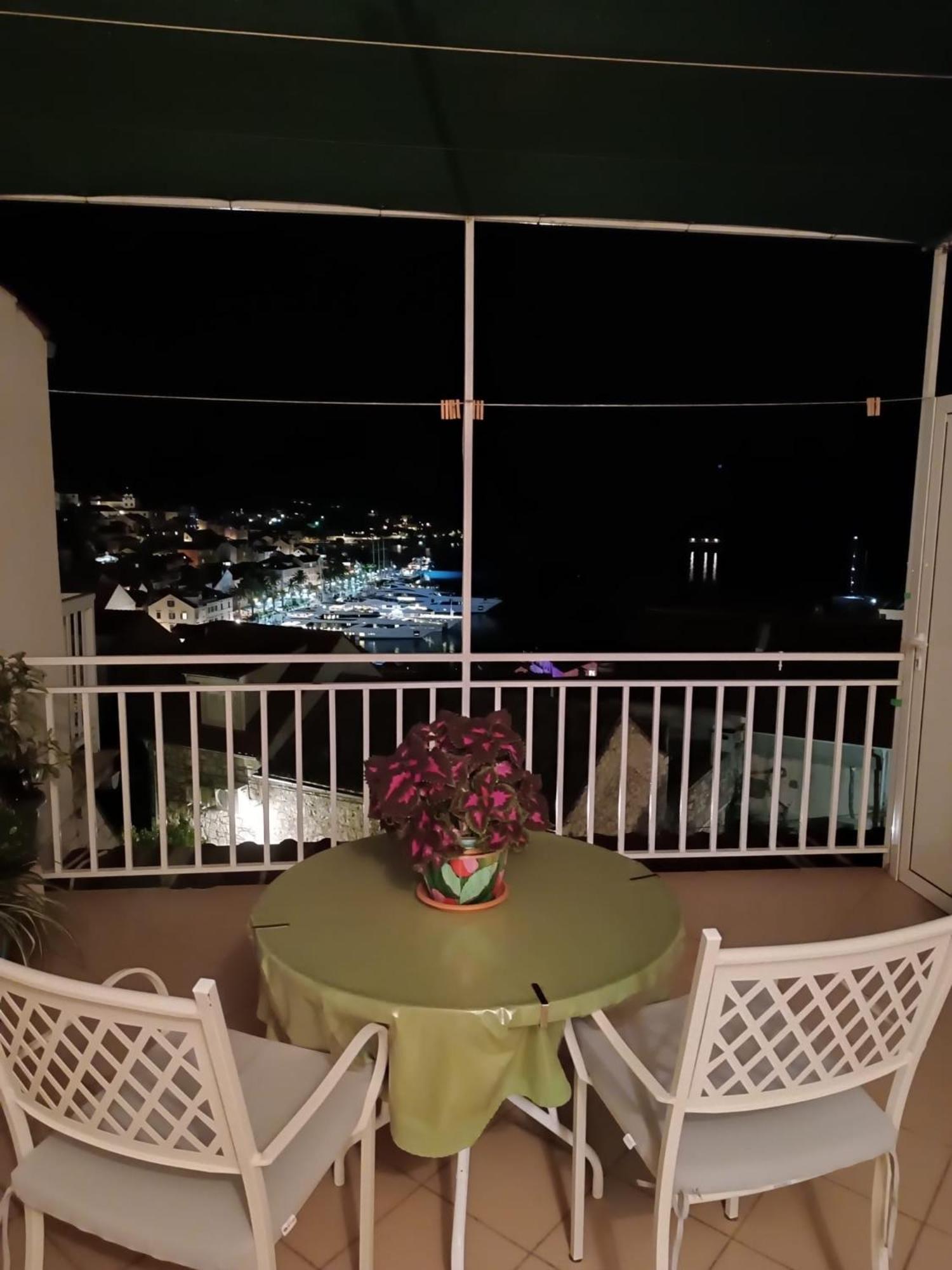 Apartments Bocin Rosso Hvar Town Luaran gambar